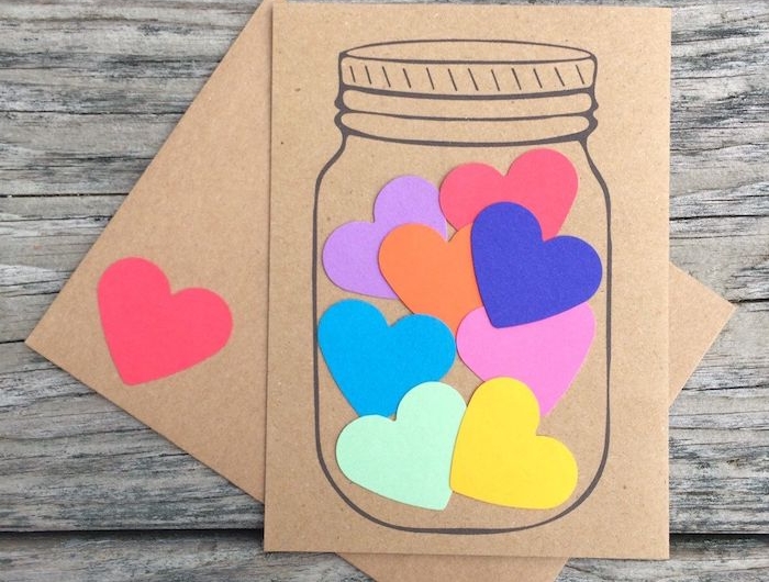 carte dans papier kraft avec des coeurs colorés dans bocal dessiné cadeau fête des pères à fabriquer 2 ans