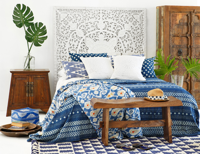chambre style bohème deco en blanc mur blanc en contraste avec bois foncé des meubles couverture en blanc et bleu foncé