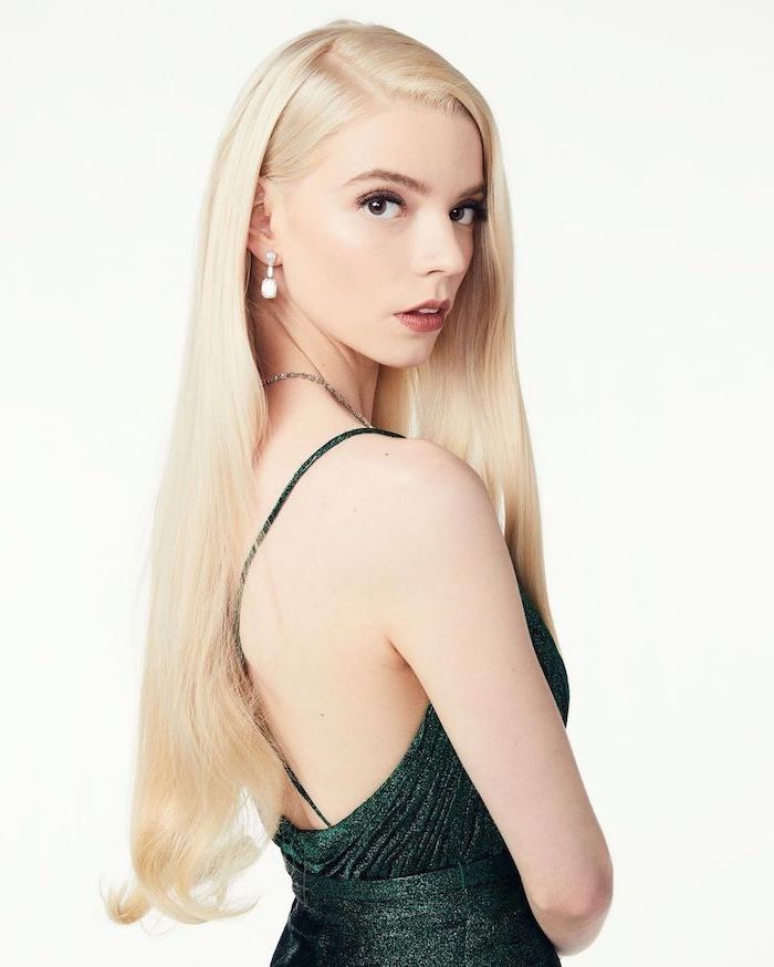 cheveux longs femme couleur blond clair avec des bout de longueurs ondulés robe verte