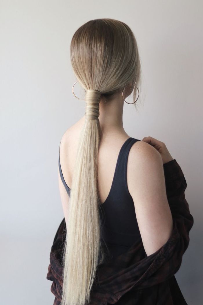 coiffure cheveux long lisse queue de cheval nouée avec mèche de cheveu et boucles d oreille