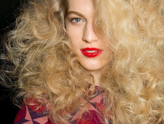 coiffure vintage femme aux cheveux blond volumineux et ondulés pour ajouter de la texture