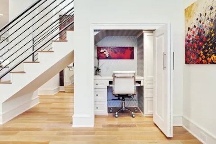 coin bureau blanc séparé par porte peinture en rouge bibliothèque et bureau