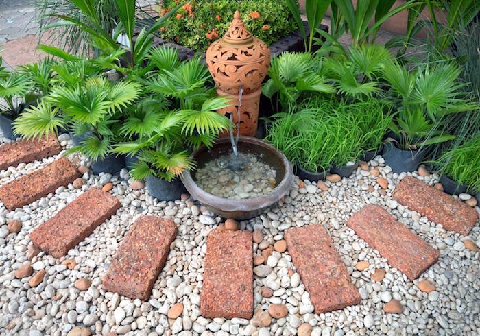 comment decorer son jardin en cailloux et galets allée en pierre deco fontaine et plantes