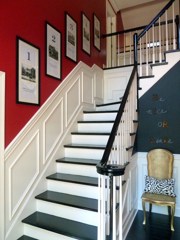 comment peindre une cage d escalier en 2 couleurs rouge et blanc marches noires chaise dorée coussin en noir et blanc