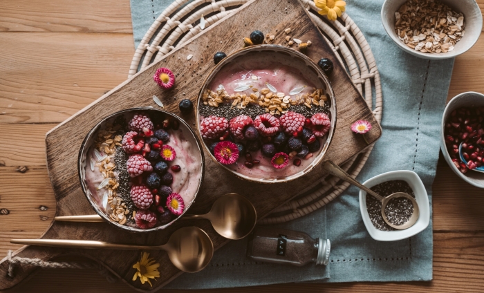 comment servir petit déjeuner smoothie bowl décoration pétales fleurs bol terracotta planche bois