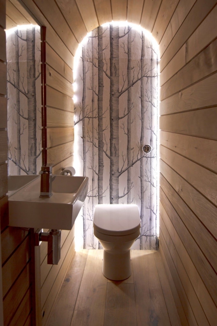 comment transformer ses wc en espace déco papier peint motifs arbre déco forêt porte éclairage