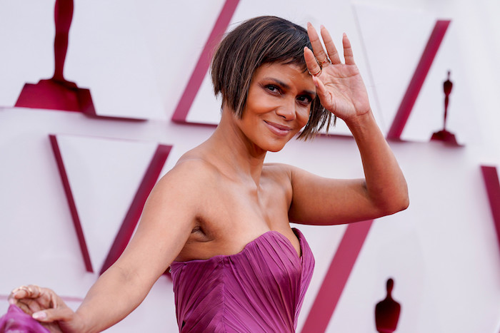 coupe boule cheveux fins avec baby frange halle berry à la robe mauve aux oscars 2021