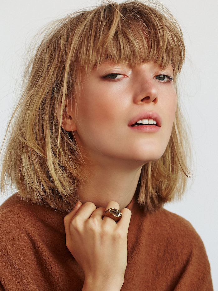 coupe carré avec frange décoiffée et blonde femme au pull over caramel