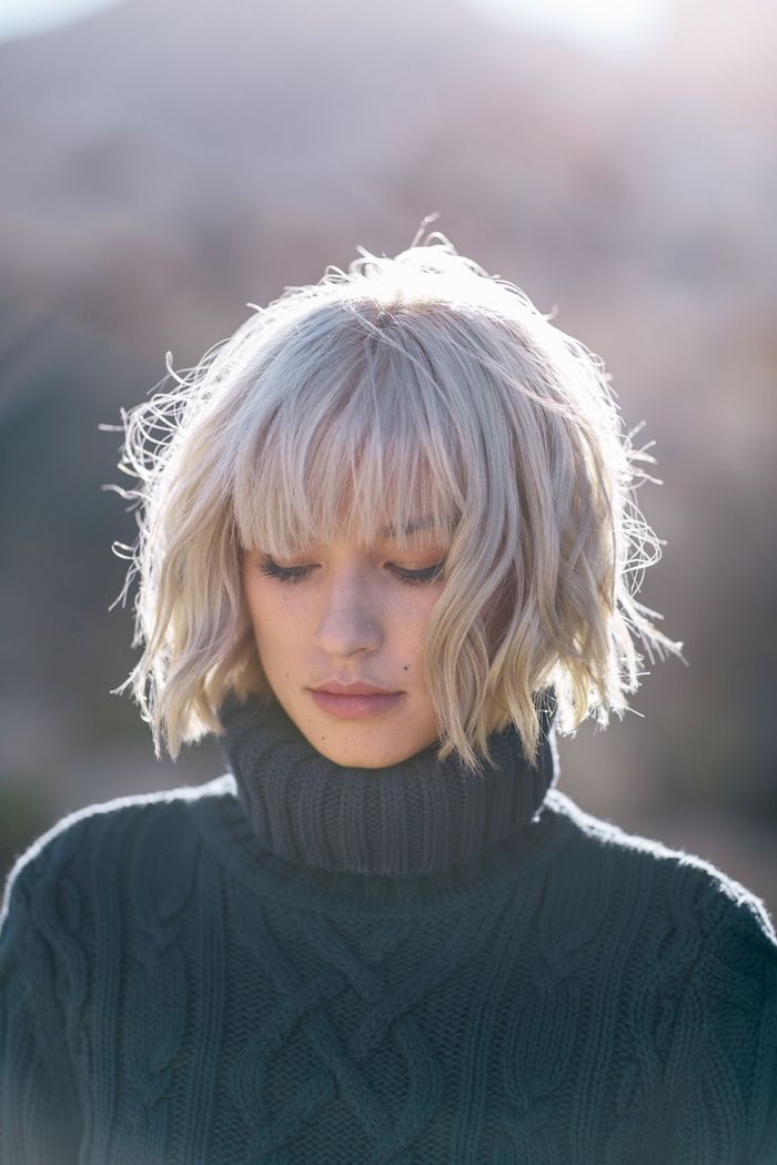 coupe carré femme légèrement ondulée peinte en blond polaire avec frange droite