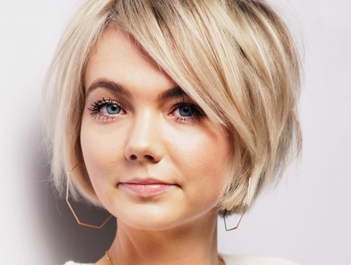 coupe de cheveux courte femme coiffure pour cheveux courts avec frange effilée volume
