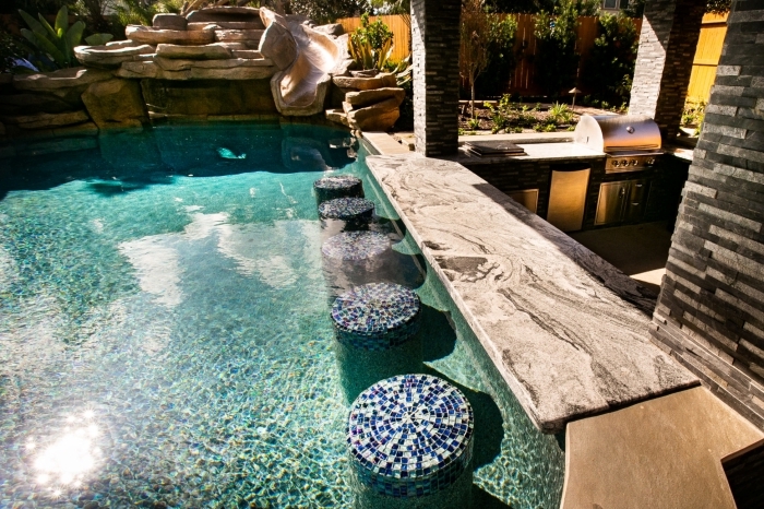 cuisine d été avec bar décoration cour arrière piscine jet eau tabourets mosaique bar pierre naturelle