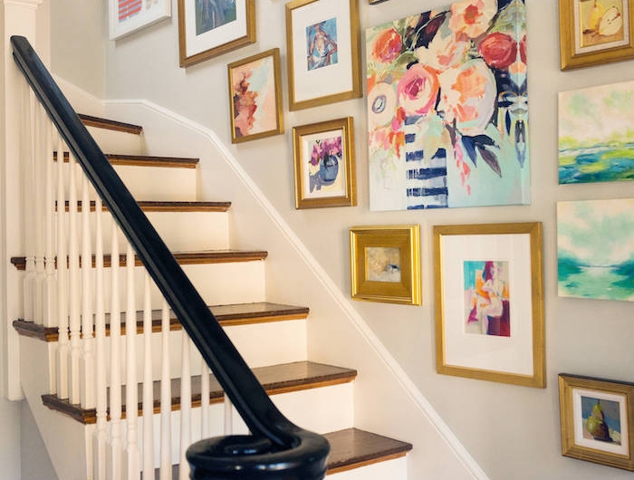 deco mur escalier peintures de fleurs et de couleurs contremarches en blanc marches en bois sombre