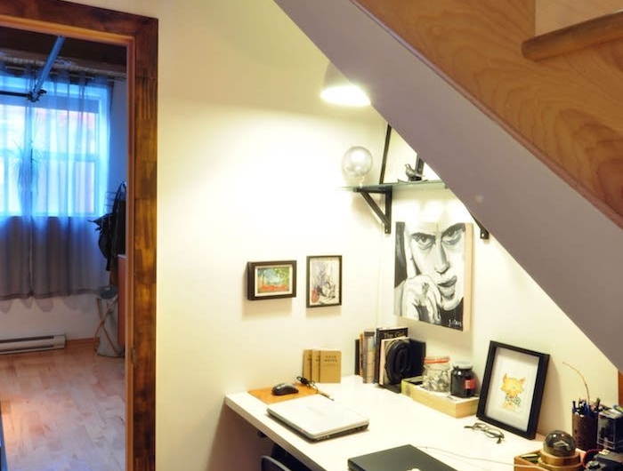 deco sous escalier peintures et étagères sur les murs bureau blanc escalier en bois