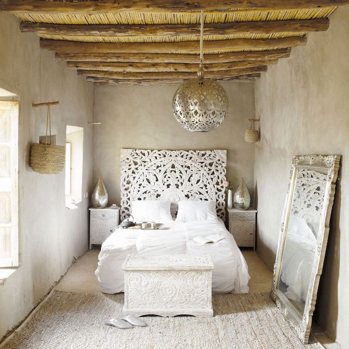 deco tete de lit blanche style orientale tapis en lin gris clair murs en gris clair miroir cadre argenté