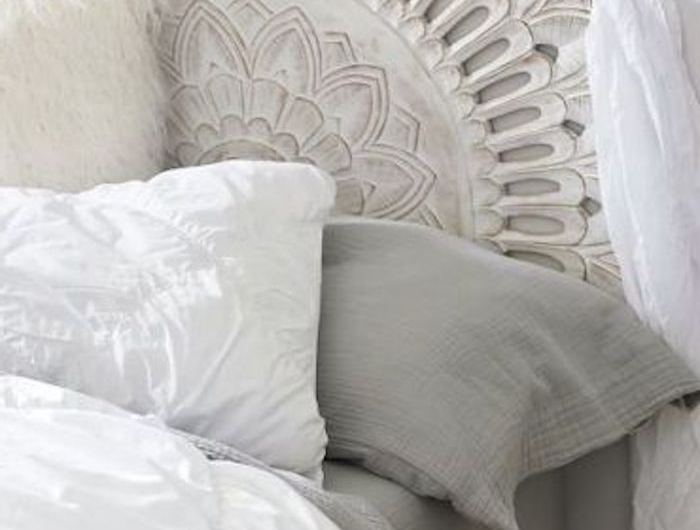 decoration mur tete de lit blanche rideau blanc linge de lit en blanc et gris