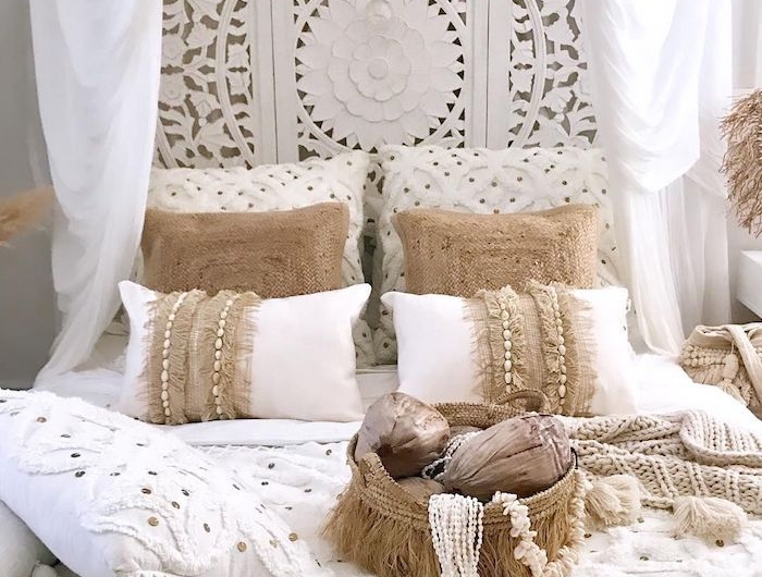 decoration mur tete de lit blanche rideaux baldaquin coussins blancs et beiges