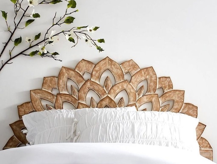 decoration mur tete de lit en bois mur blanc et fleur en deco linge de lit blanc