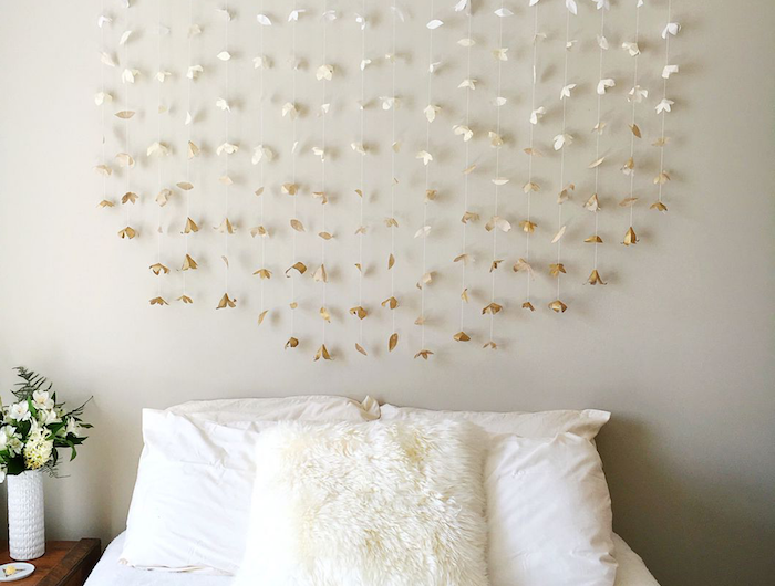 diy tete de lit en blanc et beige sur mur gris coussins blancs couverture enn blanc et beige