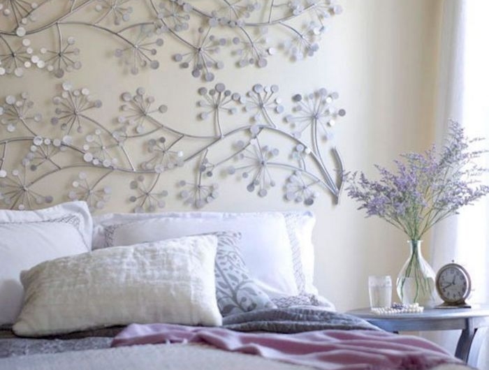 diy tete de lit fleurs grises coussins en blanc et beige couvertures en rose beige et gris