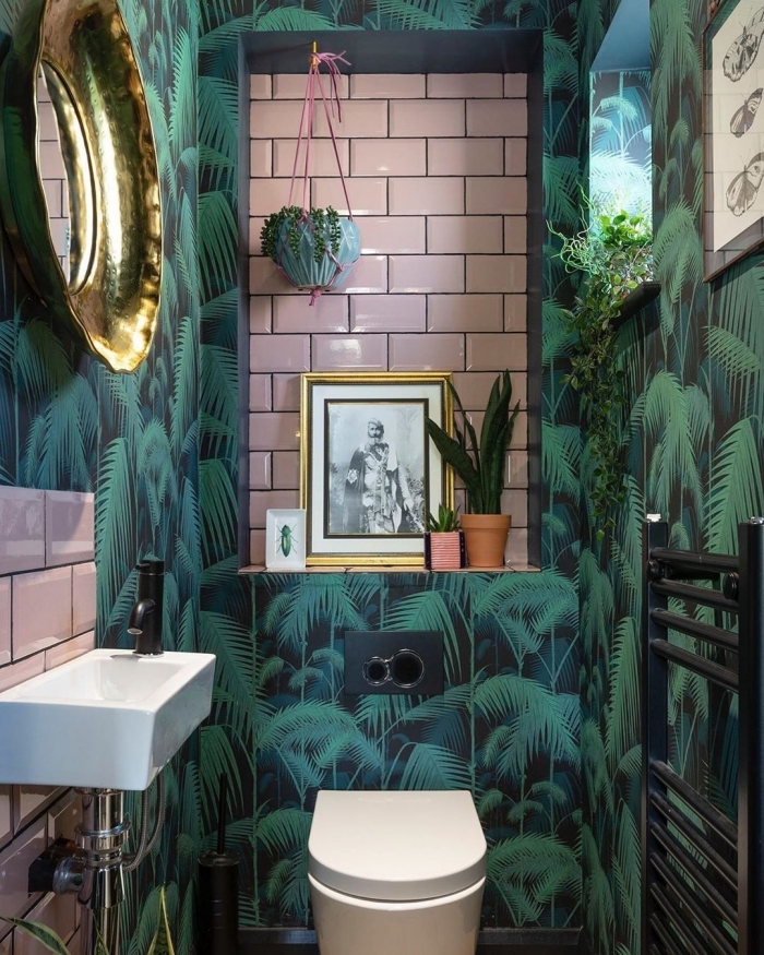 décoration de wc nature papier peint motifs jungle carrelage rose miroir rond doré plante suspendue