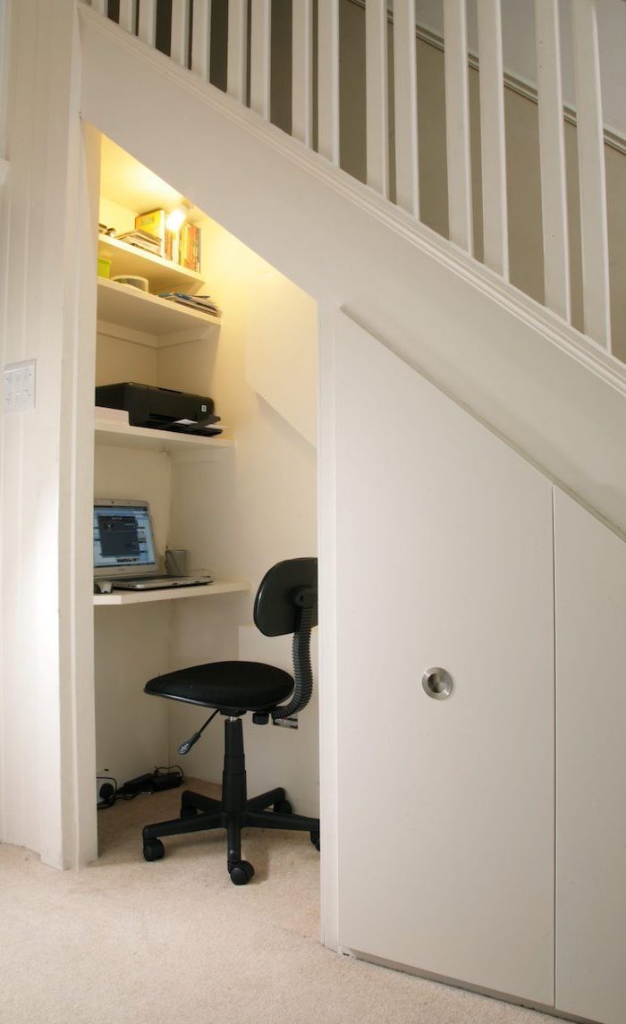escalier avec rangement cloison peinte en blanc chaise de bureau noir bureau simple et étagères blancs