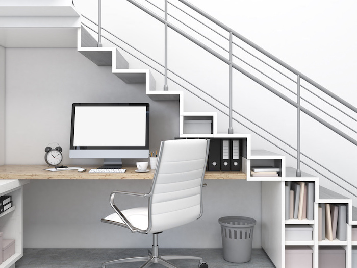 escalier avec rangement en blanc chaise en cuir blanc garde corps en métal bureau en bois
