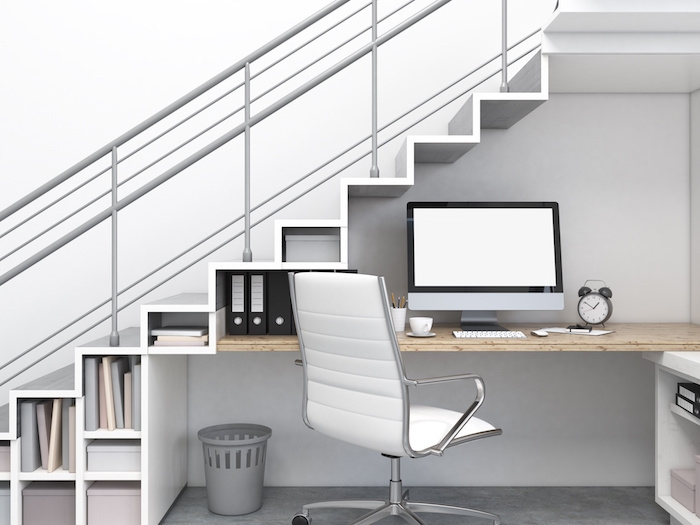 escalier avec rangement en blanc chaise en cuir blanc garde corps en métal bureau en bois