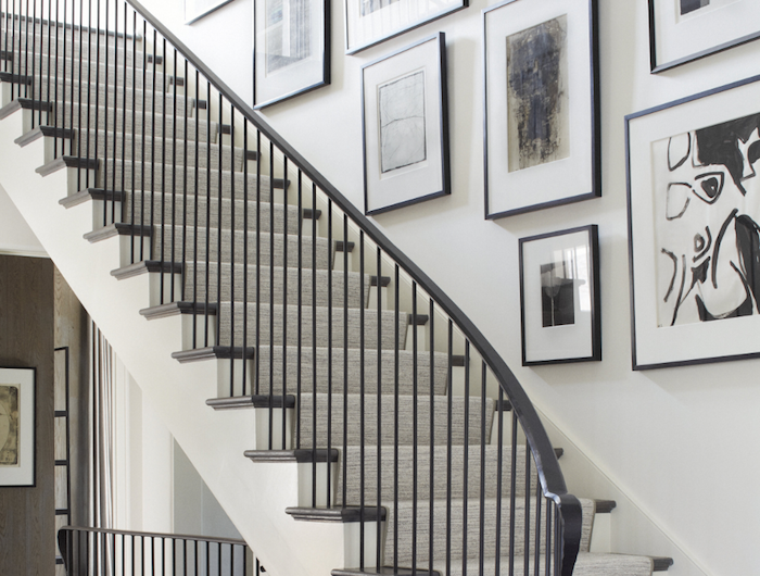 escalier bicolore blanc et noir cadres de photos noirs dessins en noir et blanc tapis d escalier gris