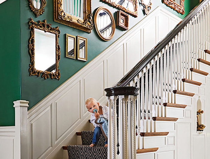 escalier bicolore blanc et vert tapis d escalier en noir et blanc deco de miroirs avec cadres dorés