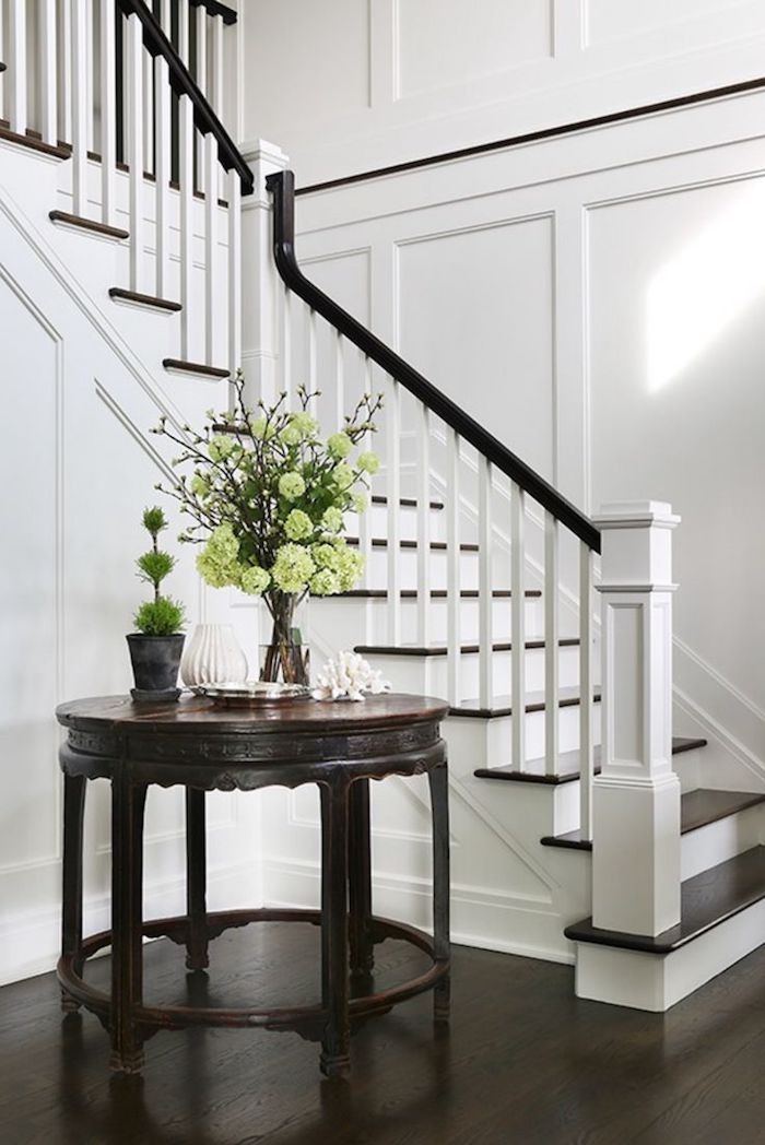 escalier blanc et bois style moderne décoration fleurs sur la table de foyer