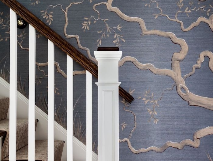 escalier blanc et bois tapis d escalier mur branches d arbre