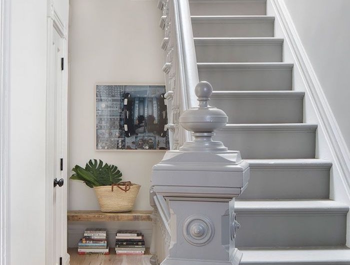 escalier gris et blanc fleurs comme décoration garde corps peint en gris