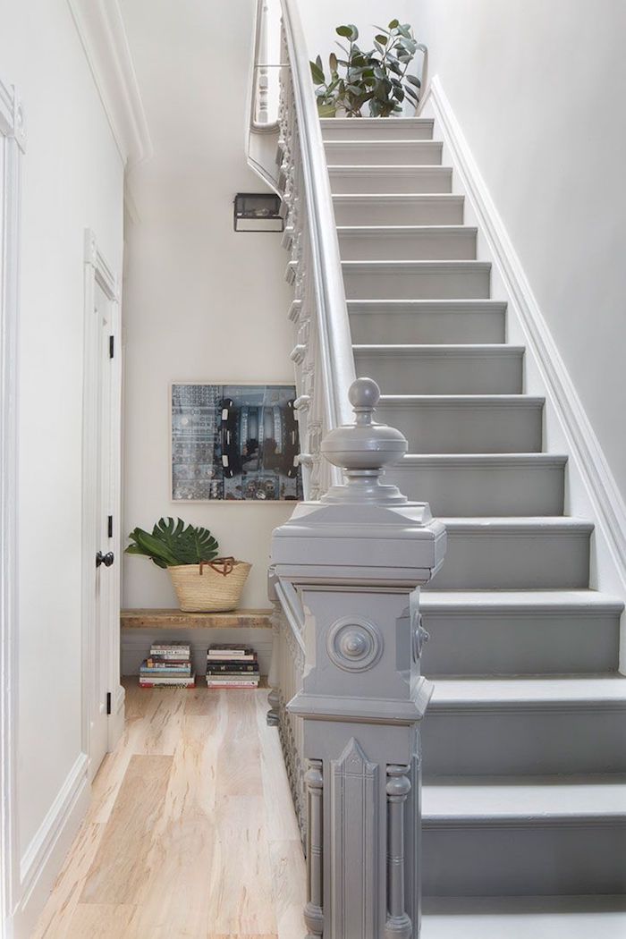 escalier gris et blanc fleurs comme décoration garde corps peint en gris