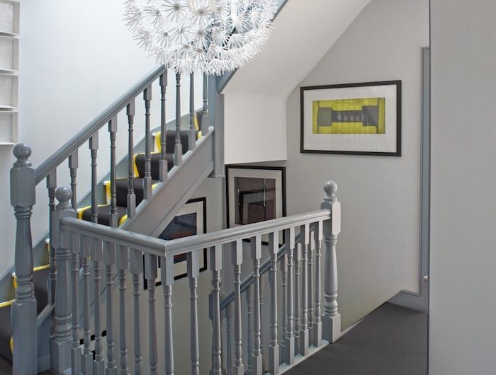 escalier gris et blanc garde corps en bois peint en gris deco jaune et noir