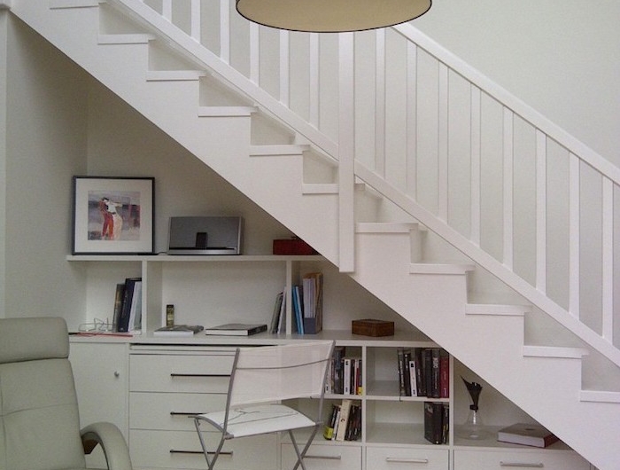 espace perdu cage d escalier blanc peinture et livres plancher en bois