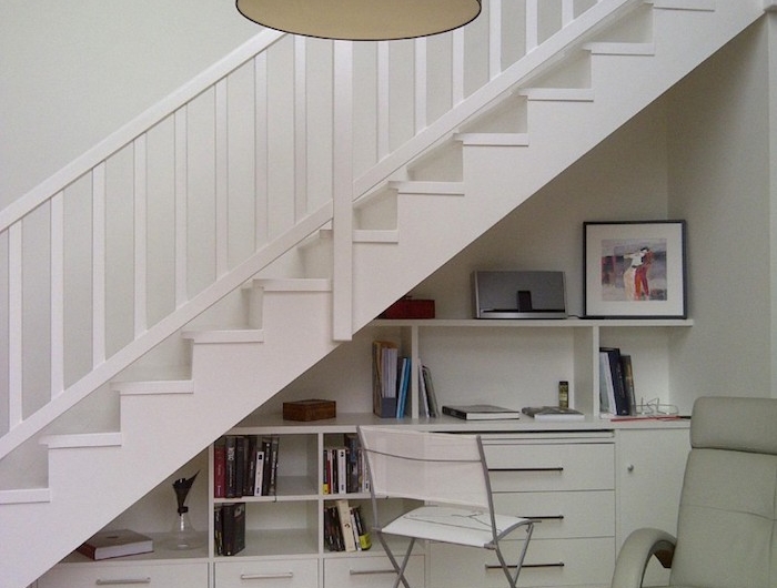 espace perdu cage d escalier blanc peinture et livres plancher en bois