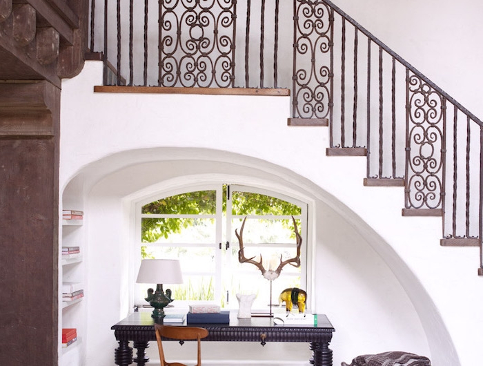 espace perdu cage d escalier stylé bureau en bois peint en noir accessoires et étagères lumière naturelle
