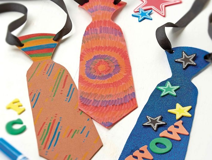 exemple de cravate de papier de couleurs et décoration lettres étoiles à suspendre au cou