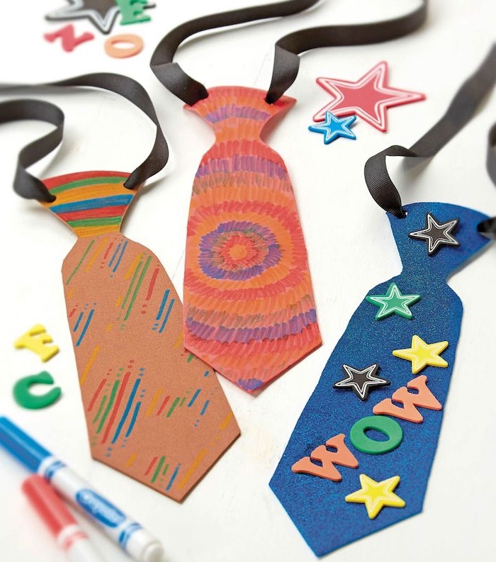 exemple de cravate de papier de couleurs et décoration lettres étoiles à suspendre au cou