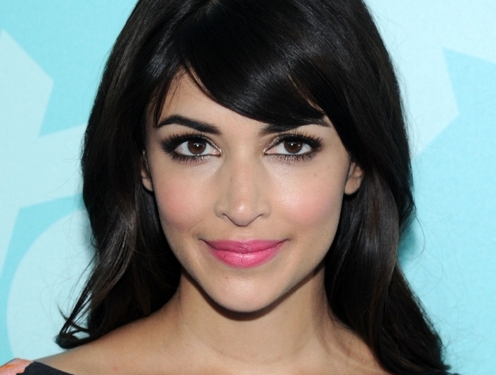 frange cheveux long courte cheveux noirs maquillage yeux marron rouge a lèvres rose