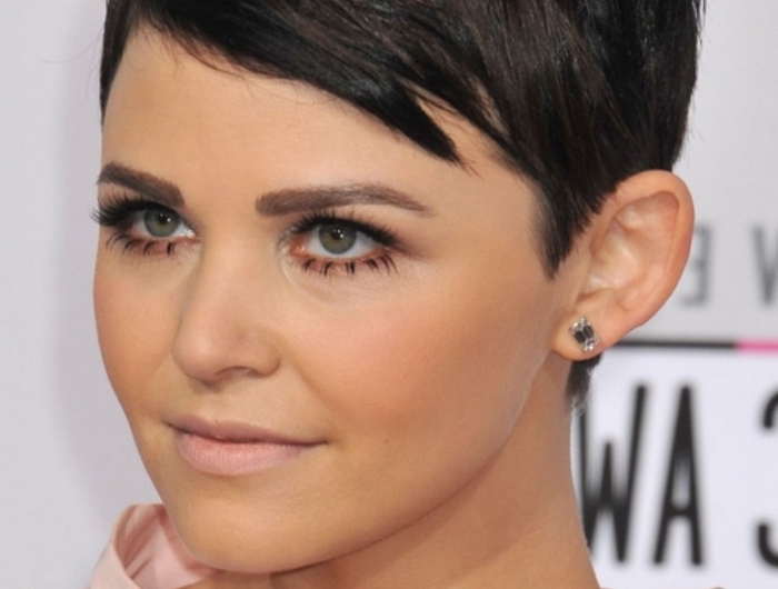 frange effilée rideau sur cheveux courts pixie femme tendance maquillage fards paupières orange