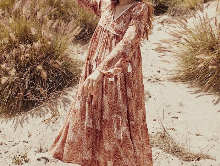 hippie robe bohème chic aux manches longues sandales plates femme à la plage aux cheveux emportés par le vent