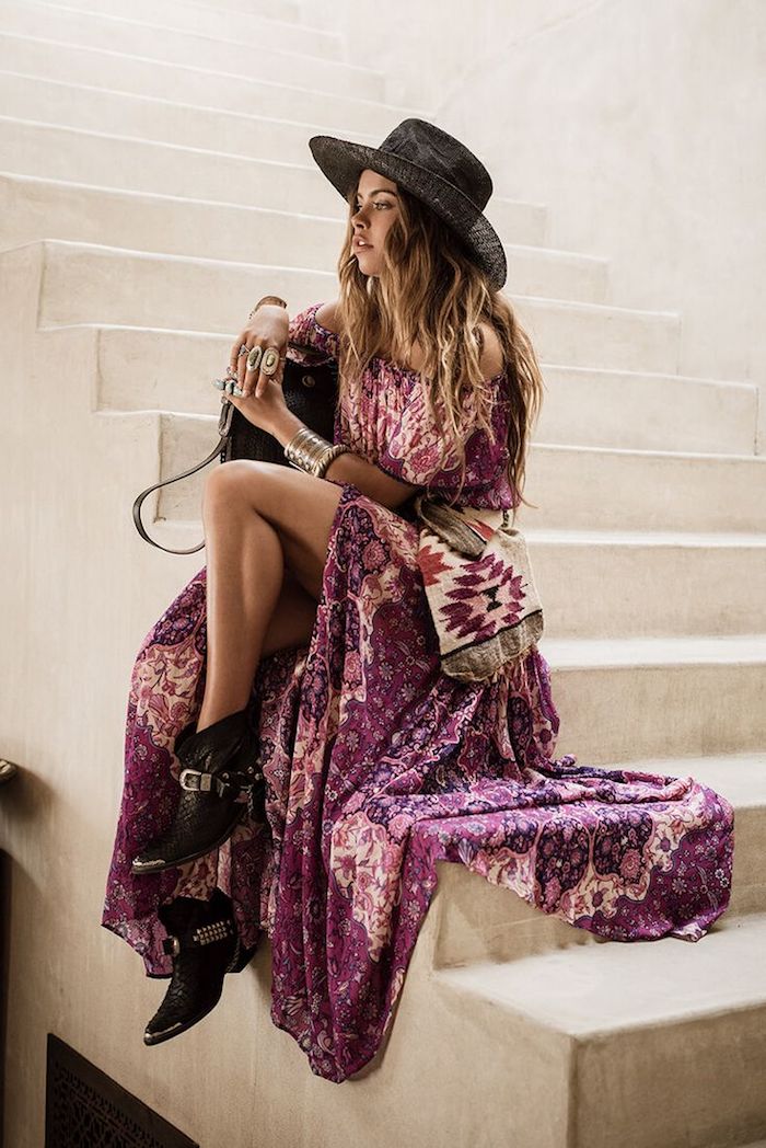 hippie robe bohème chic violette bottine sac à main et chapeau à bord noirs