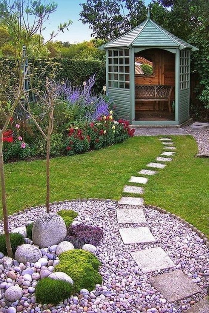 idee deco jardin avec cailloux peints en violet allée en pierres jardin avec gazon fleurs et arbres