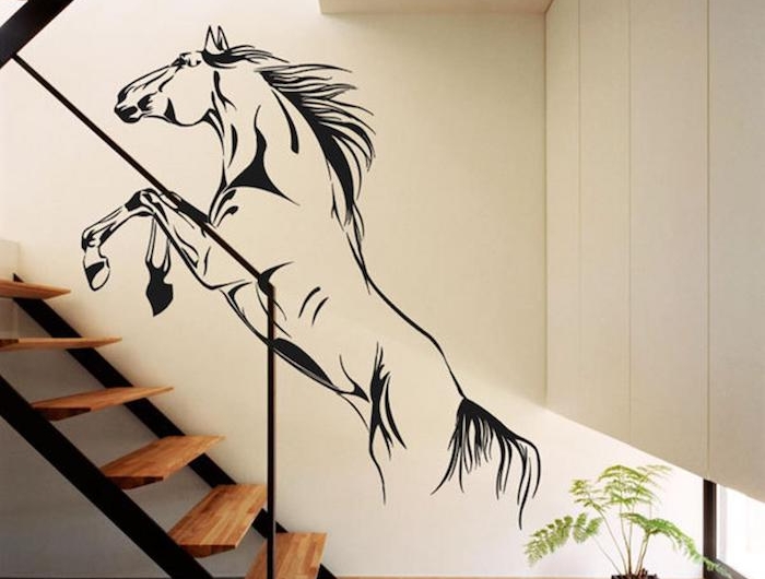 idee deco peinture cage d escalier mur blanc avec sticker de cheval escalier en bois garde corps en métal noir