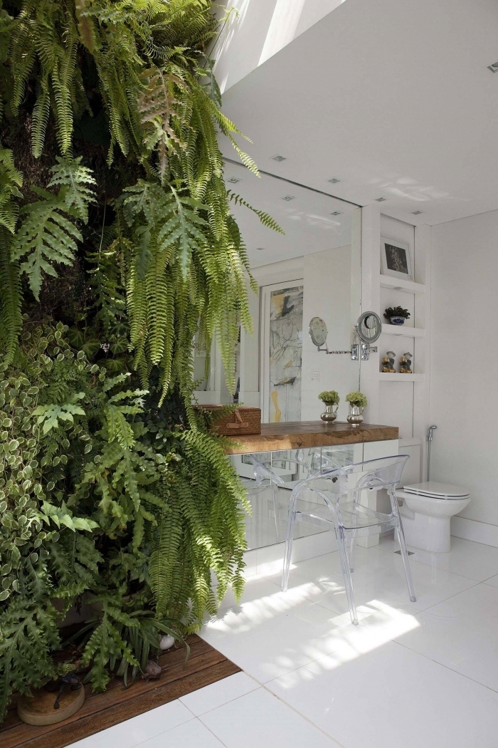 idee deco toilette style nature mur végétal accents bois carrelage blanc rangement vertical étagères