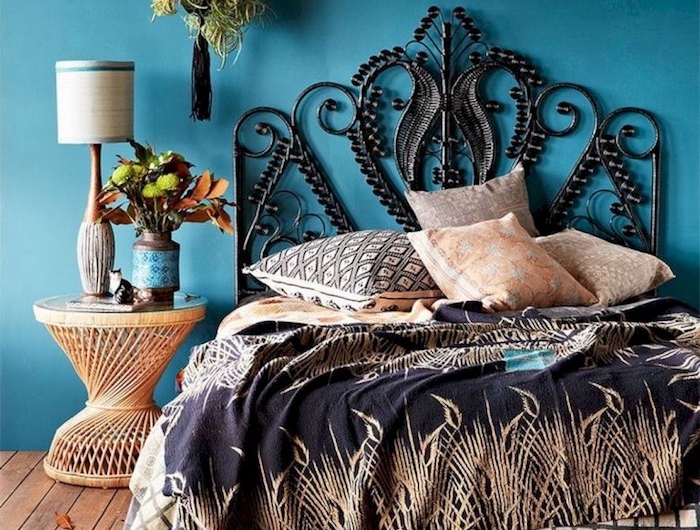 idee tete de lit en couleur de cacao sur mur bleu turquoise plancher en bois deco exotique