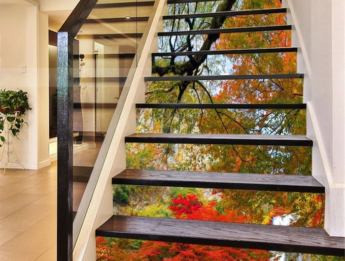 idée peinture escalier papier peint paysagé garde corps en verre et bois mur en blanc