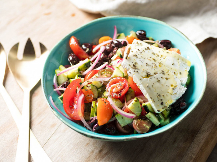 idée salade composée tomates concombre oignon olives basilic sec fromage feta