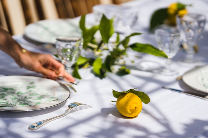 idée comment décorer table déjeuner réunion famille serviette motifs fleurs vaisselle blanche